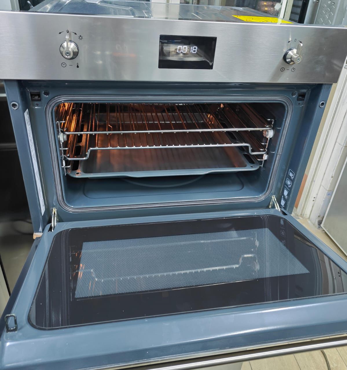 Smeg Built-In Electric Oven – Stainless Steel Finish | Premium Home Appliance